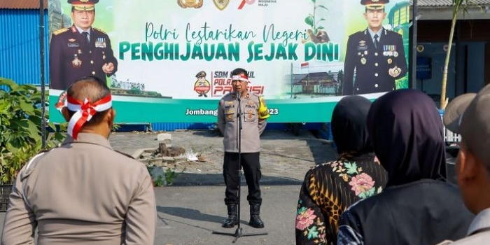 
Wakapolres Jombang, Kompol Hari Kurniawan saat sambutan sebelum penenaman pohon di Mapolres Jombang.