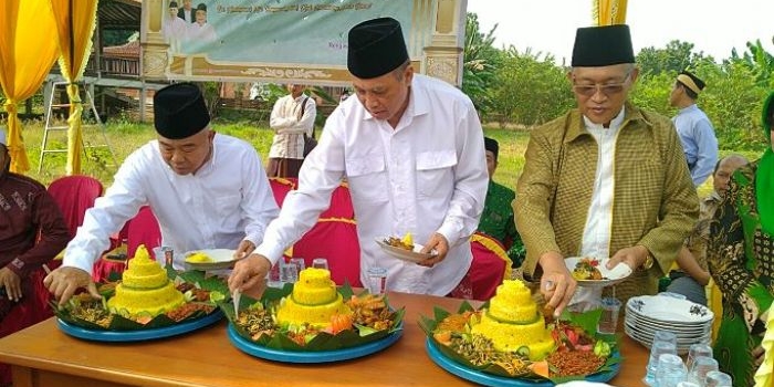 DARI KIRI: Prof Dr KH Asep Saifuddin Chalim, MA, Dr KH As’ad Said Ali dan KH Syamsuddin Nur saat memotong tumpeng dalam acara peletakan batu pertama pembangunan Pondok Pesantren Sabilussa