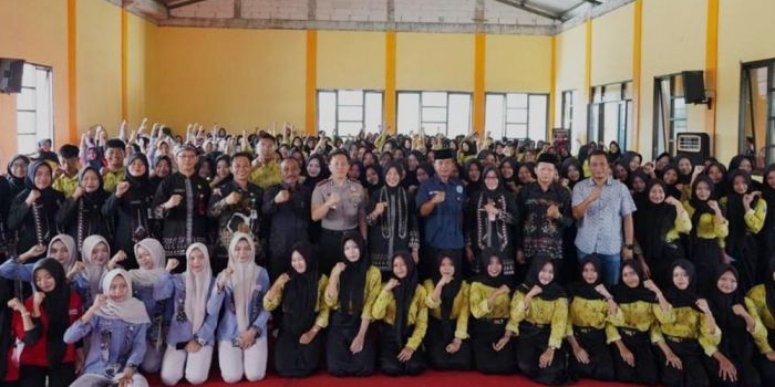 Para siswa SMKN 1 Bojonegoro foto bersama usai sosialisasi.