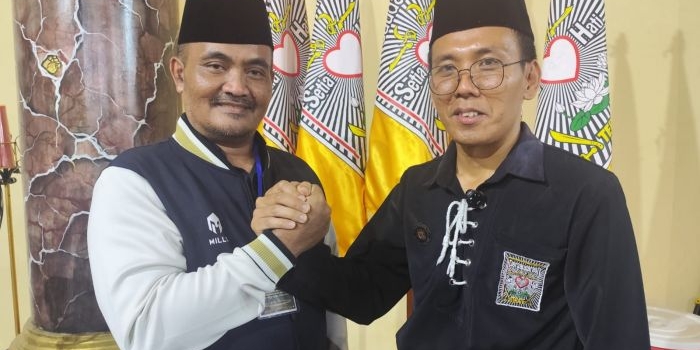 Asisten Pemerintahan dan Kesra Sekda Kota Kediri Syamsul Bahri (kiri) dan 
Ketua PSHT Cabang Kota Kediri Pusat Madiun, Kangmas Agung Sediana. Foto: Muji Harjita/BANGSAONLINE