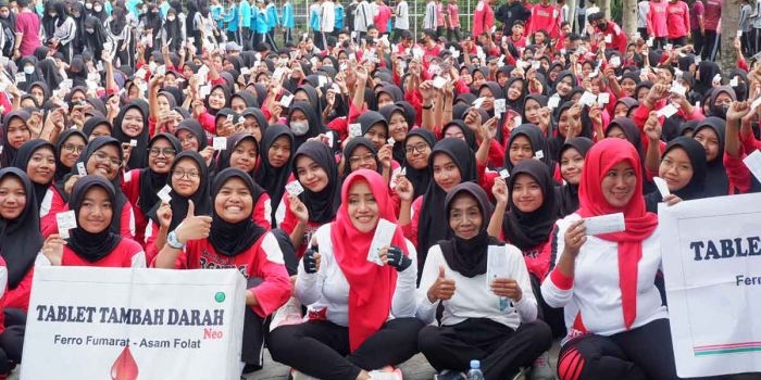 Bupati Mojokerto, Ikfina Fahmawati, saat berpose dengan ratusan siswi SMKN 1 Pungging usai senam bersama.