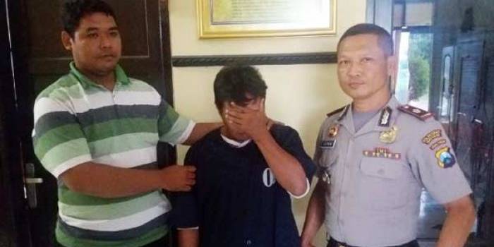 Tersangka pengguna sabu didampingi Kapolsek Benowo. foto: ekoyono/ BANGSAONLINE