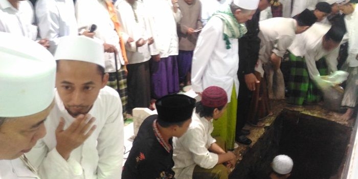 Ribuan jamaah menyaksikan prosesi pemakaman almaghfurlah KH. Abd. Rahman Yahya, seraya berdoa dan bertalqin, Jumat (4/5). Foto: IWAN I/BANGSAONLINE