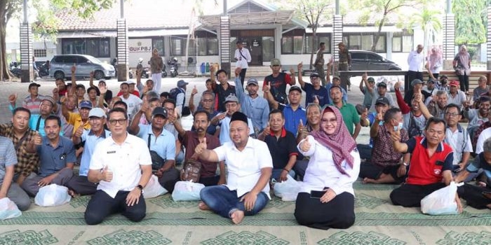 Bupati Fandi Akhmad Yani dan Wabup Aminatun Habibah bersama para sopir angkot dan angdes usai pembagikan paket sembako. Foto: Ist.