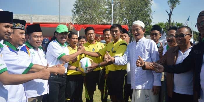 Wabup Gresik Moh. Qosim (topi hijau) bersama Gus Ali (peci putih) dan pejabat Forkopimda ketika pembukaan liga santri nusantara 2017. 