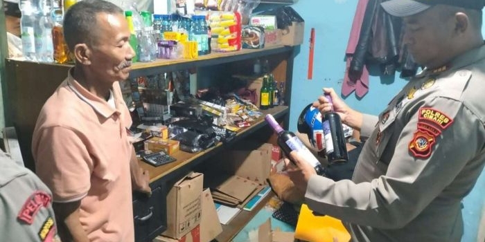 kryd-polsek-batujajar-cimahi-amankan-puluhan-botol-miras-ilegal