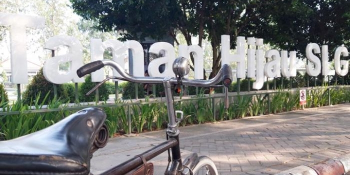 Salah satu RTH yang kini menjadi favorit warga Kediri untuk refreshing, Taman Hijau SLG di Kawasan Monumen Simpang Lima Gumul, Ngasem, Kabupaten Kediri. 