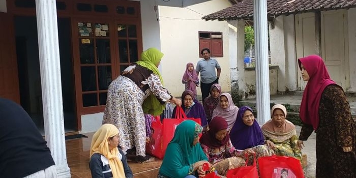 Suasana ketika penyaluran beras dari Puan Maharani kepada warga di Dusun Santren, Desa Rejowinangun, Trenggalek.
