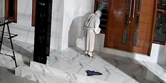 Tangkapan layar video viral teror pocong bersajam yang dilakukan oleh 3 pemuda di Kamal Bangkalan