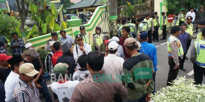 Puluhan warga Dusun Payaksantren, Desa Rejoagung, Kecamatan Ngoro saat berdemo di depan kantor Pemkab Jombang, Kamis (29/12). foto: RONY S/ BANGSAONLINE