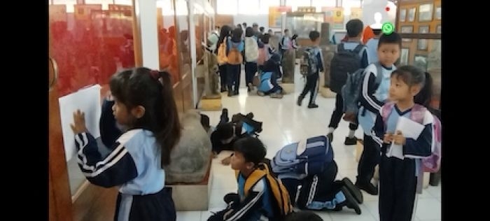 Antusias pelajar SD saat berada di dalam Museum Anjuk Ladang