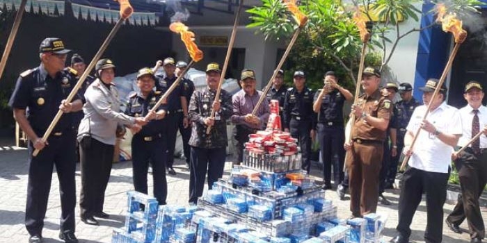 Wabup Moh. Qosim bersama jajaran pimpinan Kantor Bea dan  Cukai Kabupaten Gresik saat musnahkan barang sitaan. foto: SYUHUD/ BANGSAONLINE