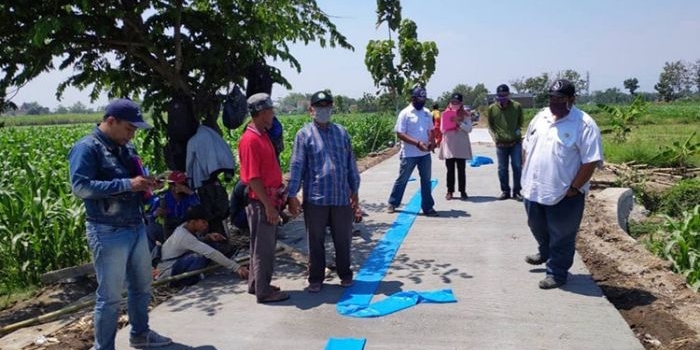 Pembangunan rabat beton bertulang di Desa Alang-Alang Caruban, Jogoroto. (foto: ist)