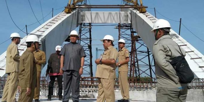 Bupati Suyoto saat memantau perkembangan pembangunan jembatan Trucuk-Bojonegoro.