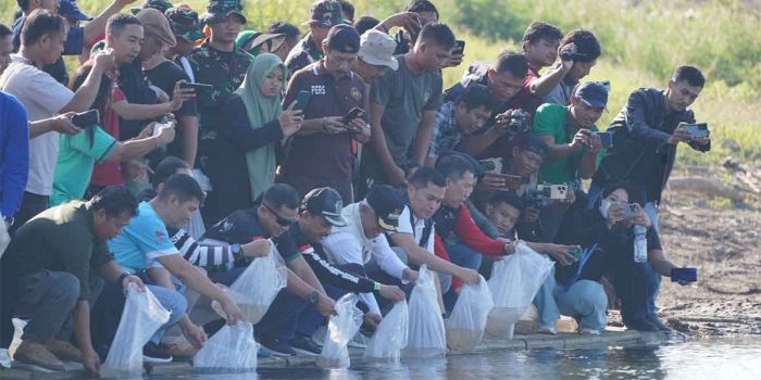 pj-bupati-nganjuk-tebar-bibit-ikan-di-bendungan-semantok