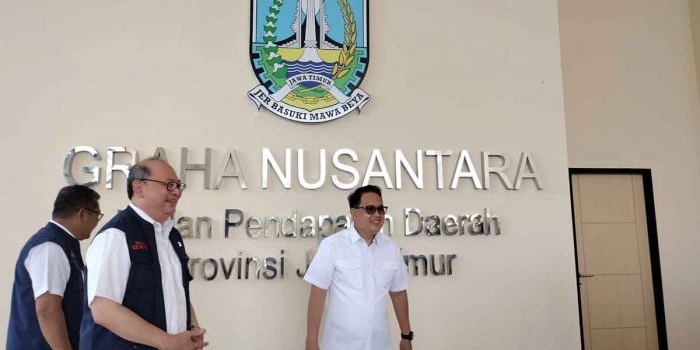 Pj Gubernur Jatim, Adhy Karyono, saat meninjau gedung baru Samsat Bangkalan.