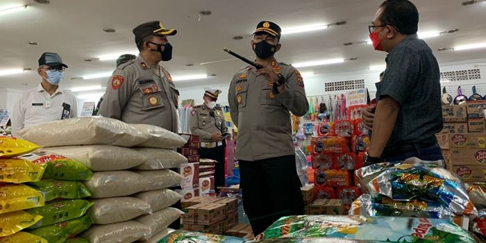Kapolres Probolinggo, AKBP Teuku Arsya Khadafi, saat meninjau protokol kesehatan dan mengecek harga sembako di Swalayan Diva Kraksaan.