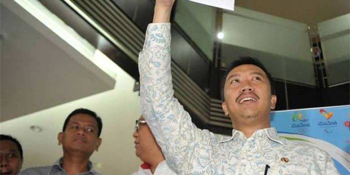 Menteri Pemuda dan Olahraga (Menpora) Imam Nahrawi, Rabu (11/5) menunjukkan surat pencabutan SK Pembekuan PSSI nomor 01307 di kantornya. foto: dok kemenpora/ vivanews