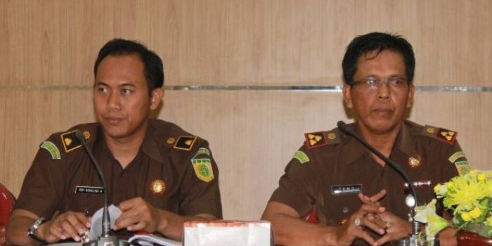 Kepala Kejari Surabaya Tomo Sitepu (kanan) dan Kasipidsus Roy Revalino. foto: nur faishal/Bangsa Online