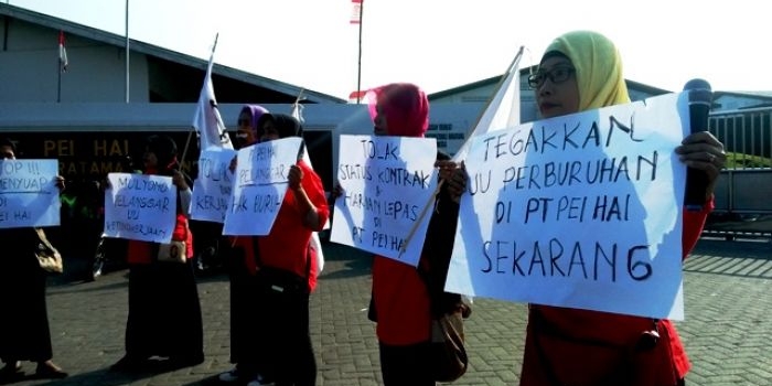 Mantan buruh pabrik Pei Hai melakukan aksi unjuk rasa di depan pabrik Pei Hai Jombang. ft: RONY SUHARTOMO/ BANGSAONLINE