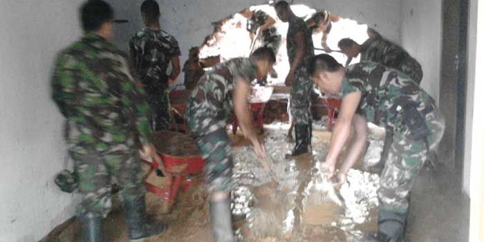 Sejumlah personil TNI/Polri serta relawan saat melaksanakan karya bakti.