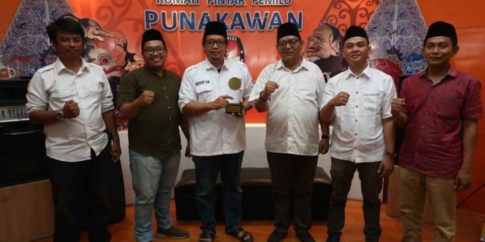 Pengurus FJN ketika menyerahkan apresiasi Tokoh Muda Nahdliyin Inspiratif 2023 kepada Gogot Cahyo Baskoro di Kantor KPU Jatim. Foto: Ist