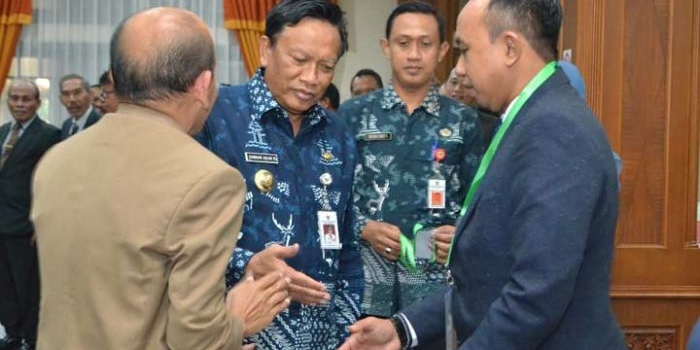 Bupati Sambari saat menyalami sejumlah peserta dalam pembukaan Diklatpim.
