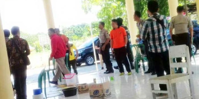 Tim KPK saat menggeledah kantor balai desa Dasok, kecamatan Pademawu, Kabupaten Pamekasan. foto: ERRI/ BANGSAONLINE