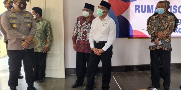 Menko PMK Muhadjir Effendy (dua dari kanan) didampingi Wali Kota Blitar Santoso (tiga dari kanan) meninjau tempat Isoter di Asrama Universitas Negeri Malang di Blitar.