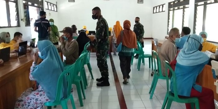 Penyuntikan vaksin dosis kedua bagi warga Desa Beran.