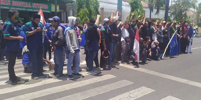 Puluhan buruh saat unjuk rasa di depan Kantor DPRD Jombang. (foto: AAN AMRULLOH/ BANGSAONLINE)