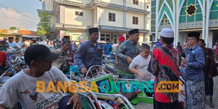 ratusan-tukang-becak-di-bangkalan-terima-thr-dari-politikus-demokrat