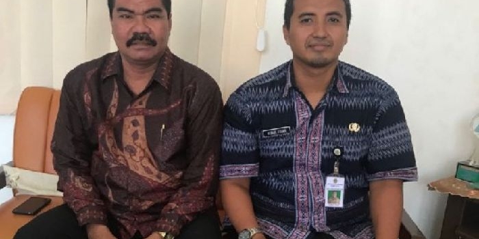 Anggota DPRD Gresik, Suberi, bersama Kepala Puskesmas Sidayu, dr. Falakh. foto: SYUHUD/ BANGSAONLINE.