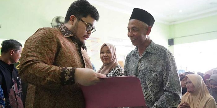 Bupati Kediri Hanindhito Himawan Pramana saat menyerahkan sertifikat kepada salah satu warga. Foto: Ist.