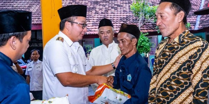 pemkab-gresik-dan-industri-migas-beri-bantuan-ke-4-895-nelayan