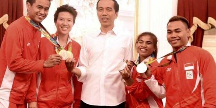 Presiden Joko Widodo foto bersama atlet bulu tangkis Tontowi Ahmad (kiri) dan Lilyana Natsir (dua kiri) serta atlet angkat besi Sri Wahyuni (dua kanan) dan Eko Yuli Irawan (kanan) ketika bertemu di Istana Merdeka, Jakarta, Rabu (24/8).  foto: merdeka.com
