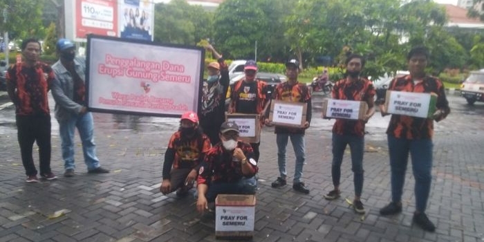 Aksi sosial penggalangan dana dari warga Pradah Surabaya dan Pemuda Pancasila setempat untuk korban terdampak erupsi Semeru di Lumajang.