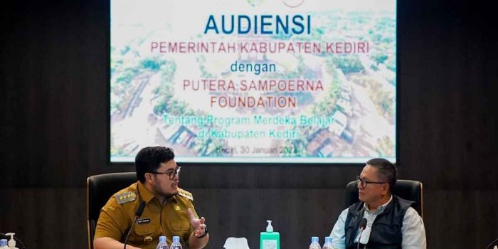 Bupati Kediri, Hanindhito Himawan Pramana, saat bersama Senior Director Putera Sampoerna Foundation, Elan Merdy. Foto: Ist