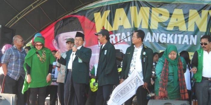 MENANG - Mustasyar DPC PKB Sidoarjo, MG Hadi Sutjipto kala menjadi juru kampanye (jurkam) dalam kampanye rapat terbuka, masa kampanye Pileg 2014 lalu, di lapangan Desa Pangkemiri Kecamatan Tulangan, Selasa (25/3/2014). foto : musta’in/BangsaOnline

 
