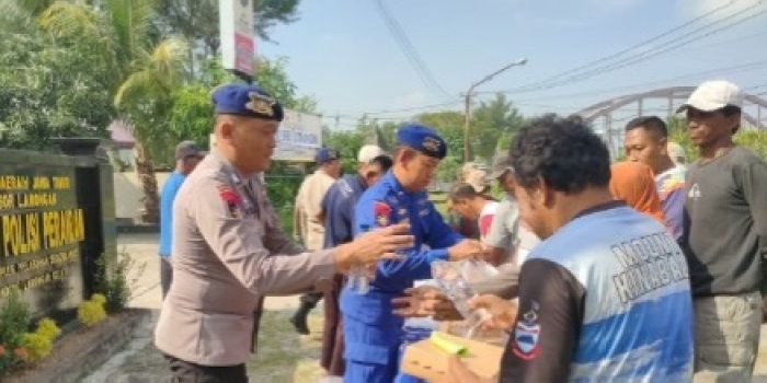 Program jumat berkah yang digelar Satpolairud Polres Lamongan