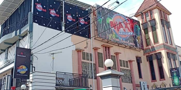 Gedung Kafe Karaoke Maxi Brillian yang dikabarkan digerebek polisi. foto: AKINA/ BANGSAONLINE