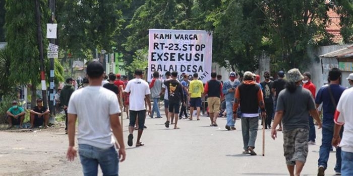 Tampak ratusan warga siaga di lima akses batas menuju Desa Kemiri dengan bersenjatakan bambu runcing. (foto: ist)