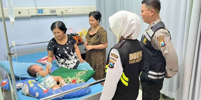 Petugas dari Sidokkes Polres Mojokerto saat menangani bayi yang terjatuh dari stroller di GOR Seni Mojopahit.