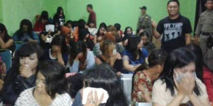 BIAR JERA: Para pemandu lagu (PL) di tempat hiburan malam yang terjaring dalam razia ketika dilakukan pendataan oleh Satpol PP.