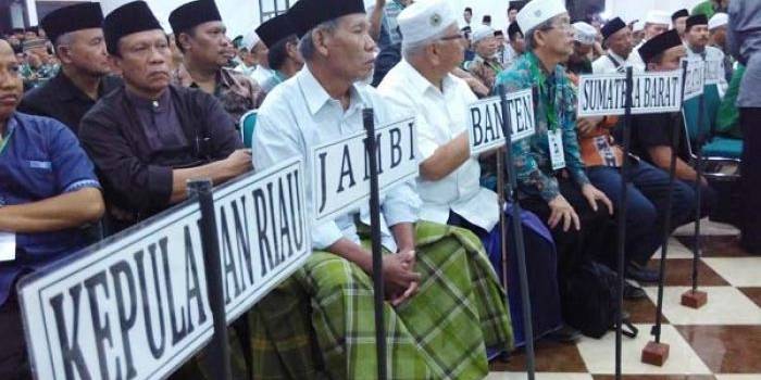 Ratusan peserta muktamar yang pindah ke Tebuireng lantaran kecewa dengan pelaksanaan muktamar di alun-alun Jombang. (foto: rony suhartomo/BANGSAONLINE)