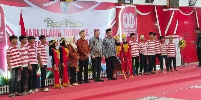 di-malam-resepsi-hut-ri-ke-80-bupati-dan-wabup-sampang-apresiasi-paskibra-yang-bertugas