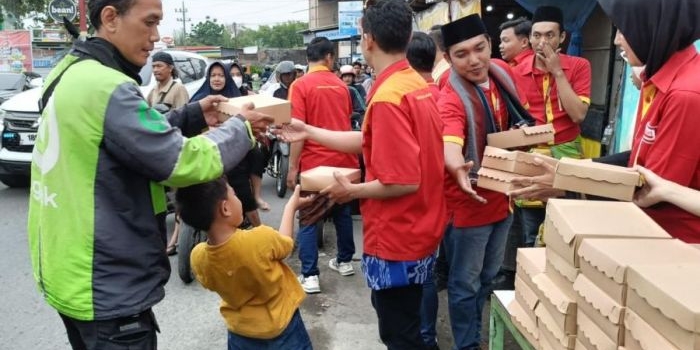 gandeng-wings-group-dan-bank-aladin-alfamart-bagikan-60-000-paket-buka-puasa-di-34-kota