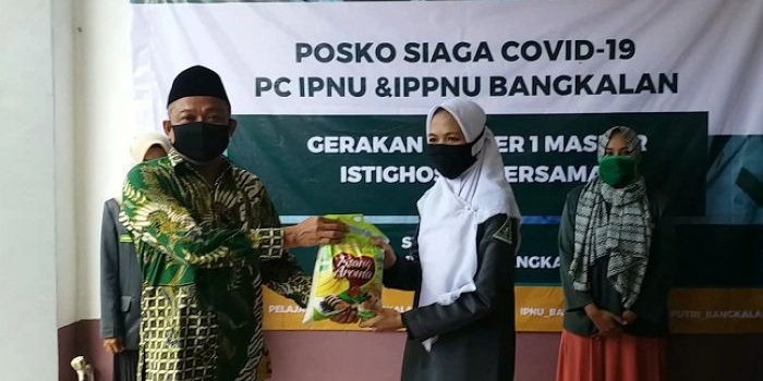 H. Syafiuddin Asmoro memberikan sumbangan beras dan masker secara simbolis kepada Fatimatuz Zuhroh, Ketua IPPNU Bangkalan.
