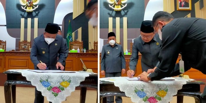 Wakil Bupati Pasuruan Mujib Imron saat menandatangani pengesahan dua raperda menjadi perda. Foto kanan, Ketua DPRD Sudiono Fauzan saat menandatangani pengesahan.