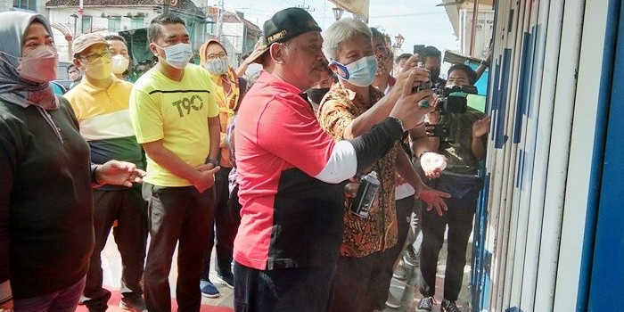 Plt Bupati Marhaen Jumadi secara simbolis melakukan pengecatan sebuah rumah, menandai dilaksanakannya gerakan pelangi di Jalan A Yani. foto: BAMBANG DJ/BANGSAONLINE